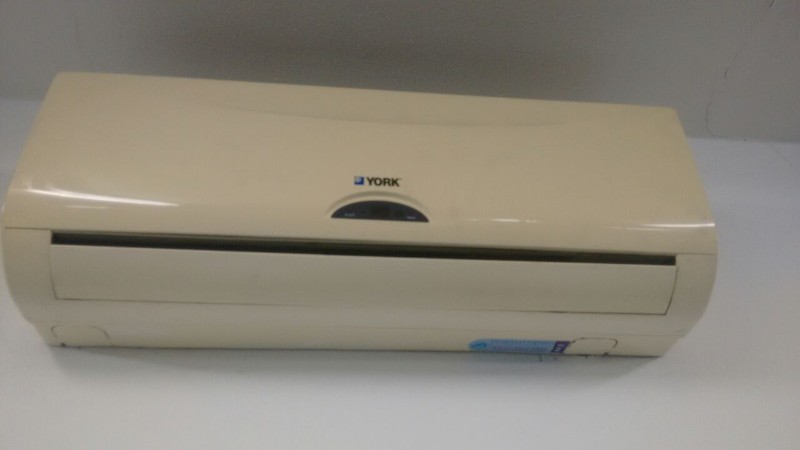  A) 01 (um) aparelho de ar condicionado da marcaCarrier,modelo 42LUCC12C5, 12.000 BTU/h, sem nº desérie, cor predominante branca, avaliado em R$ 900,00(novecentos reais); B) 01 (um) aparelho de arcondicionado da marca York, modelo YJKA07FS-ADA, 7.000BU/h, nº de série 504901090060800033, cor pre